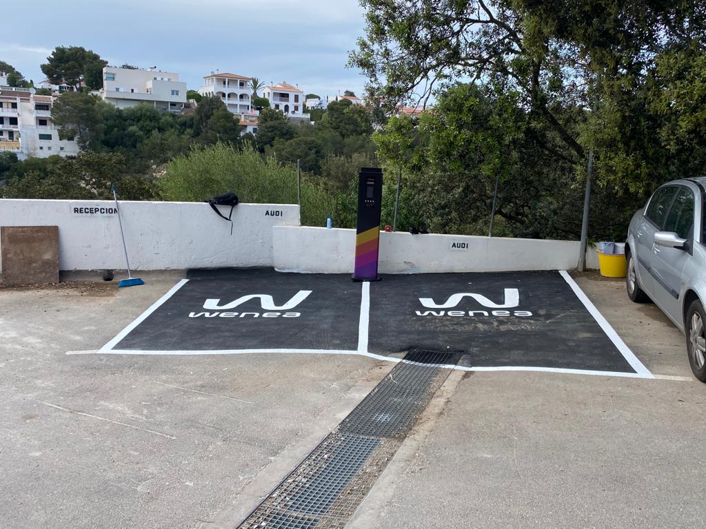 Estación de carga Wenea en Cala Galdana